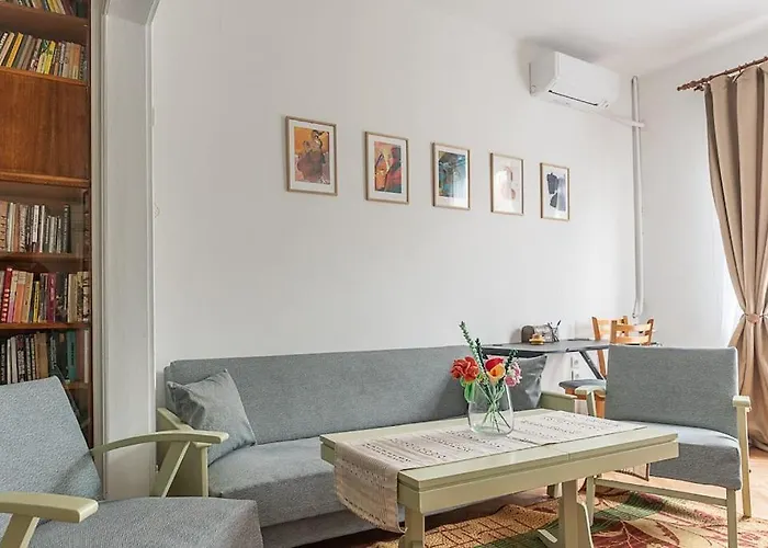 Centrally Located Vintage Flat