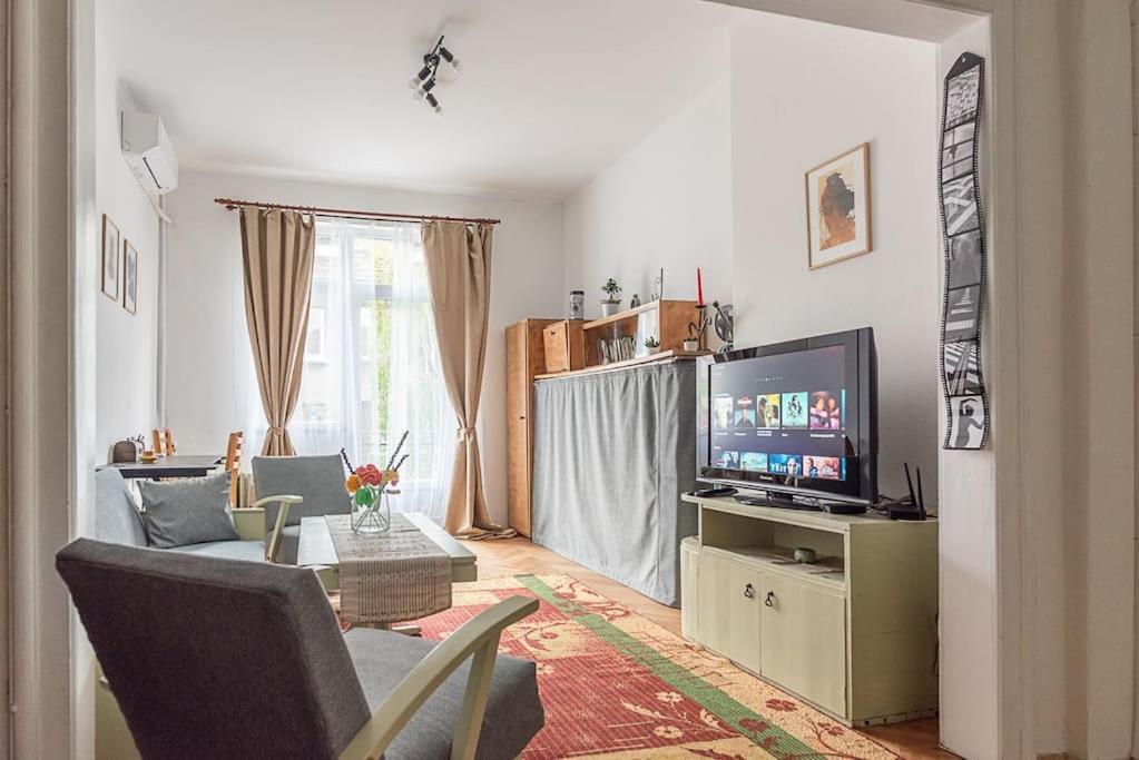 Centrally Located Vintage Flat Apartment *