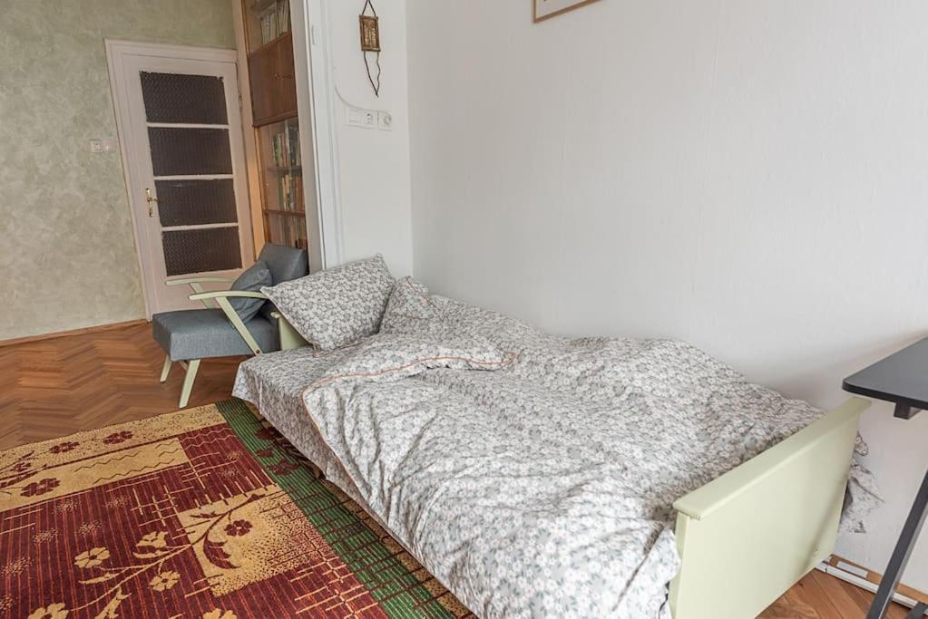 Centrally Located Vintage Flat Apartment